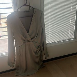 Zara long sleeve dress zipper on side to access easier